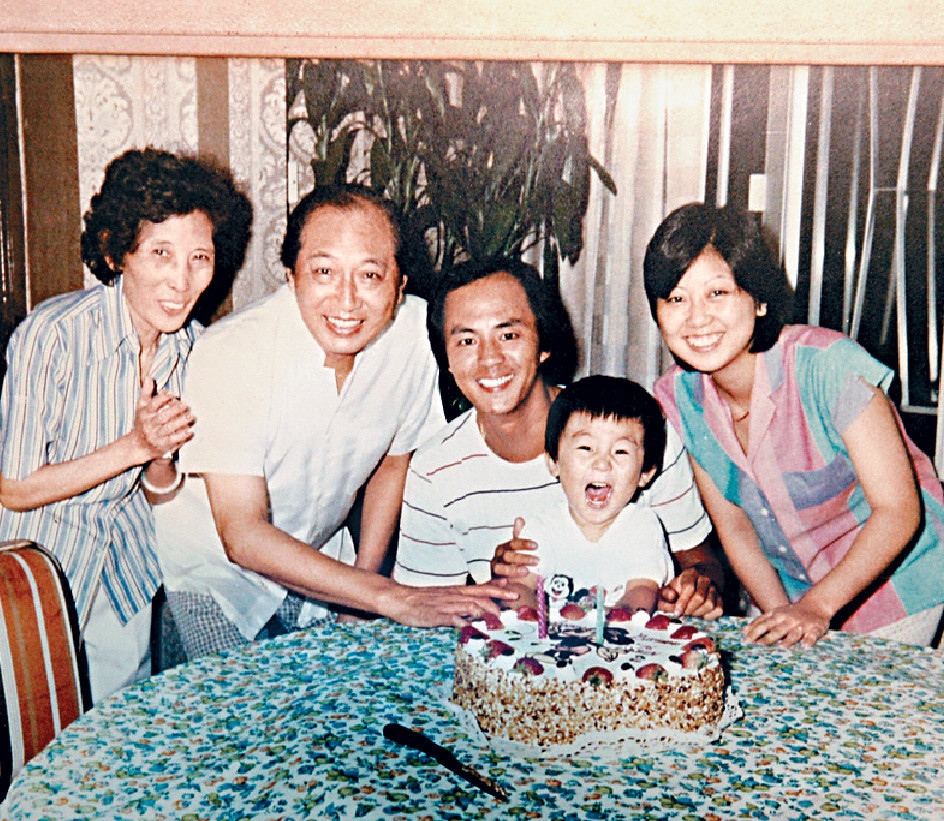 ■Shaun小時候跟爸爸狄龍、公公、婆婆和姨姨一齊慶祝生日。