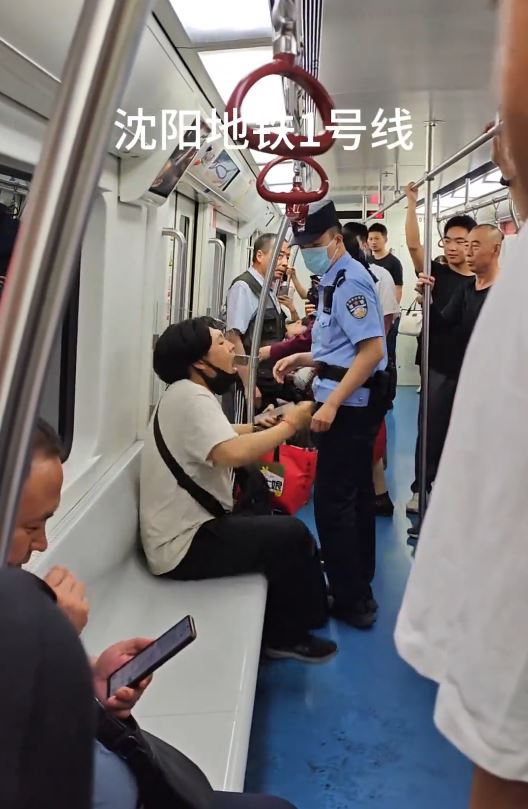 瀋陽有男子在地鐵與人爭位，其間突然情緒崩潰𨂽地爆喊。