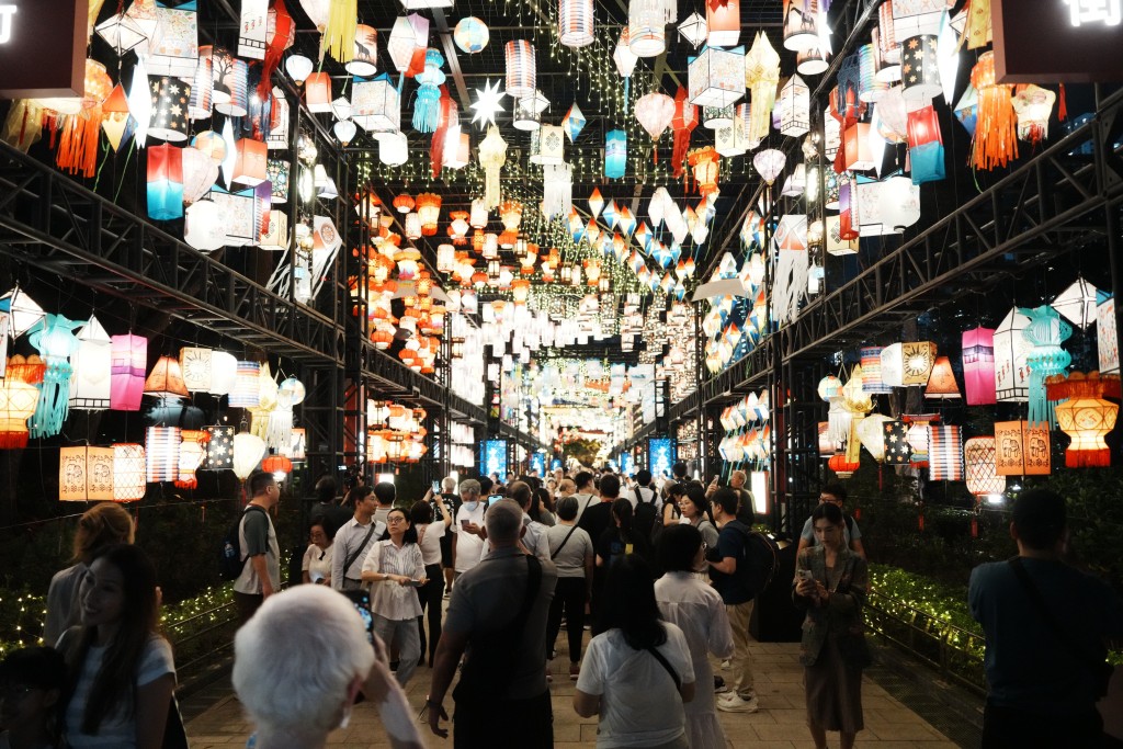 滿月是在今晚深夜才會正式現身，即9月27日（星期日）凌晨0時49分，所以今晚可以繼續「追追月」！