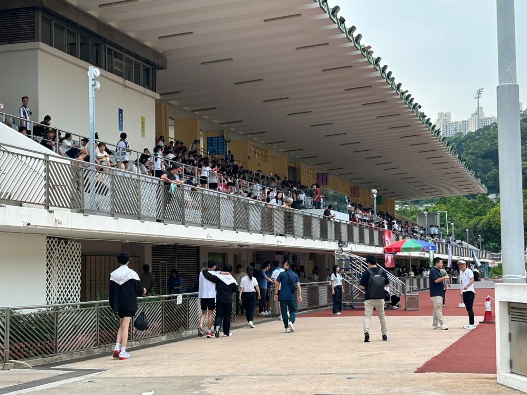 斧山道運動場正舉行中學運動會。 斧山道運動場正舉行中學運動會。