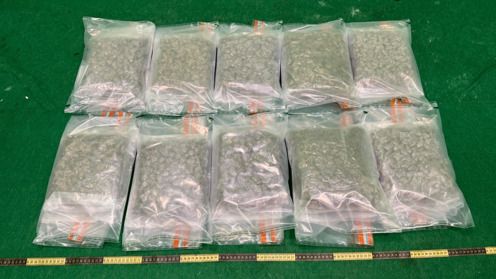 27歲男檳城經台北抵港 行李藏$100萬大麻花被捕。海關圖片