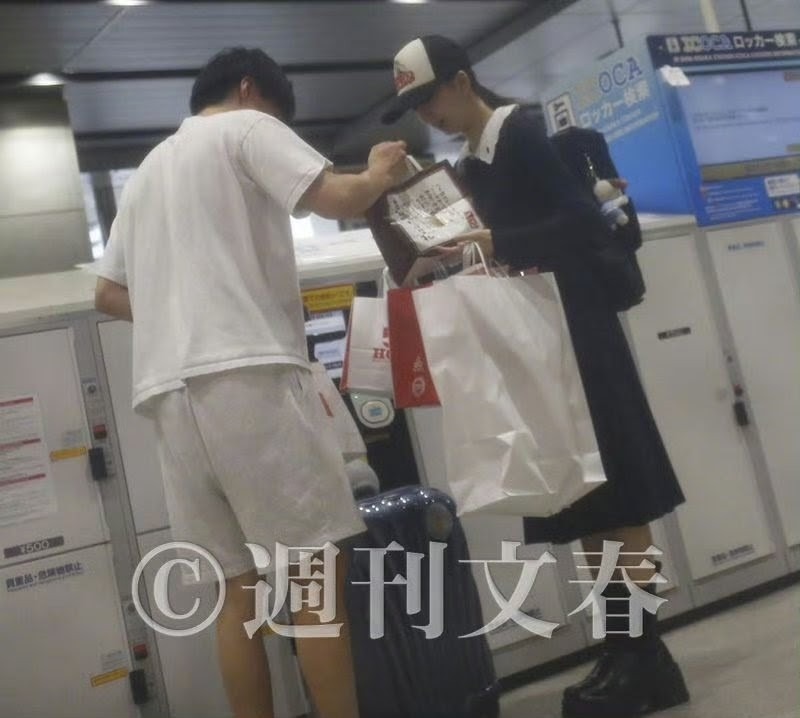 心美完成關西行程後，小川親自送她到新大阪站搭新幹線，又細心為女友打點行裝。