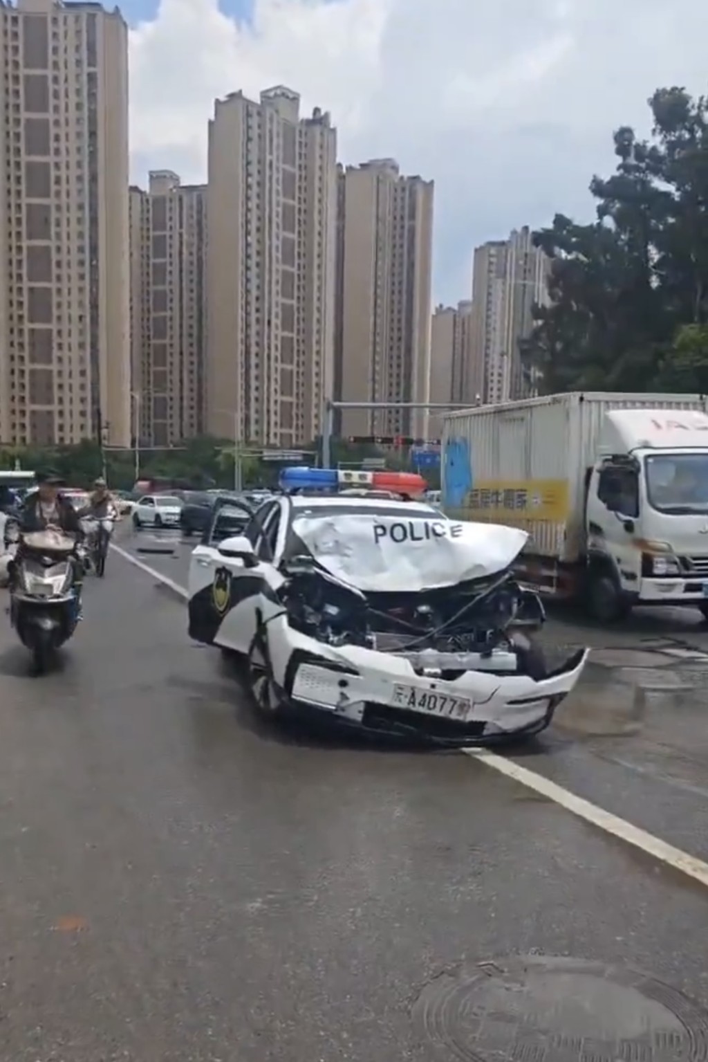 越野車昆明鬧市撞行人逃逸。X 越野車昆明鬧市撞行人逃逸。X