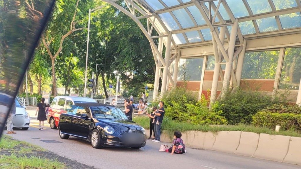 老婦被撞傷跌坐在馬路上。圖:馬路的事 (即時交通資訊台)網民