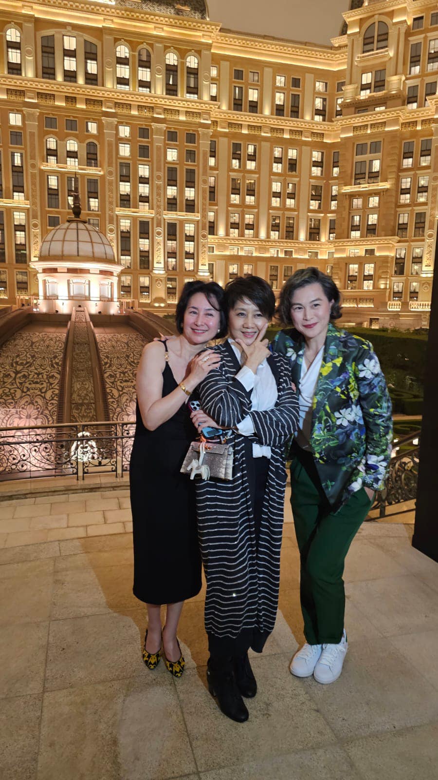趙式芝（右）上周六（23日）現身酒店開幕活動，並與四太梁安琪（中）、二房長女何超瓊的搭膊照。