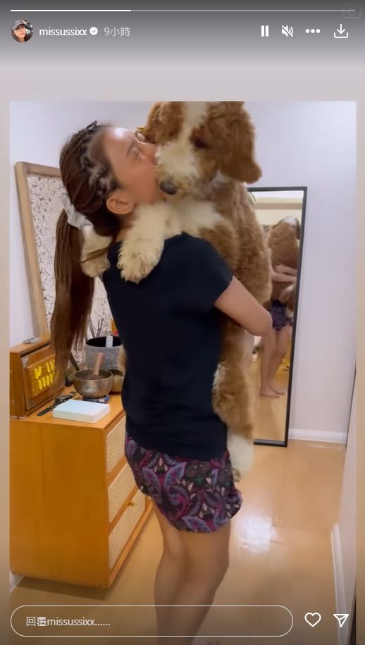 在IG Story分享抱起愛犬的短片。