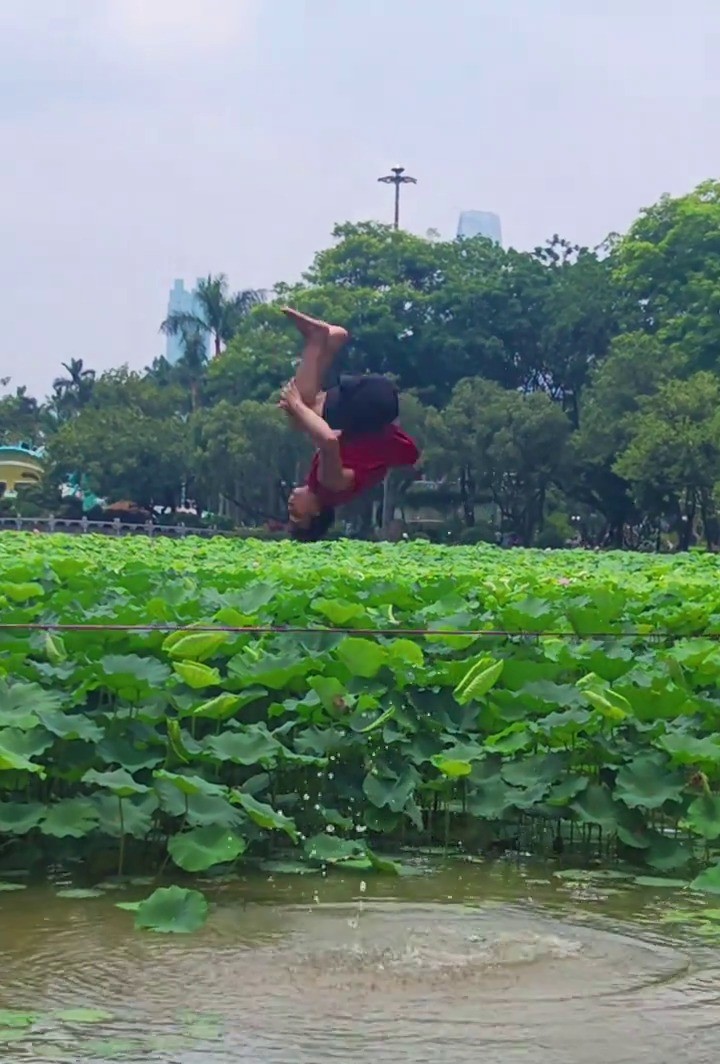 洪湖公園荷花賞引入「水上扁擔」，國內頂級水上特技首度亮相深圳。 抖音