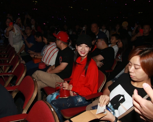 吴谨言一身便服打扮看演唱会。