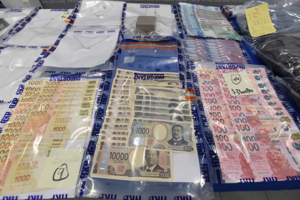 警方起回大批現金及首飾珠寶。黃文威攝 警方起回大批現金及首飾珠寶。黃文威攝