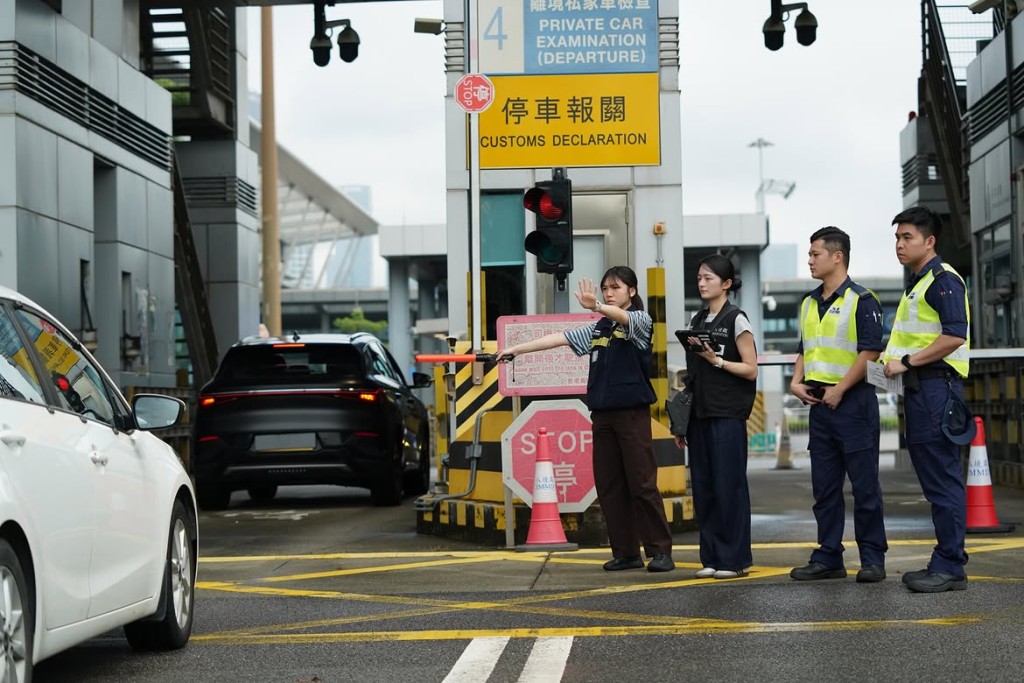 入境處反恐及情報科聯同跨境大橋管制科，與香港海關舉行聯合演練。入境處圖片