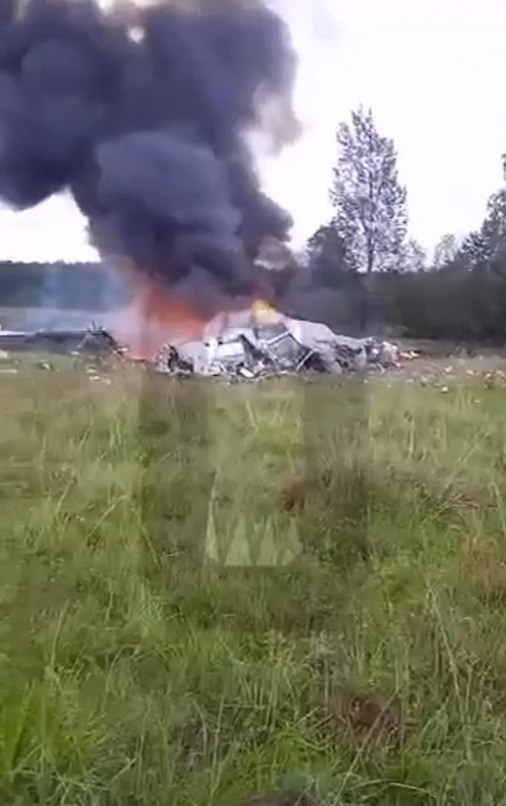飛機墜毀後發生猛烈大火，冒出大量濃煙。美聯社