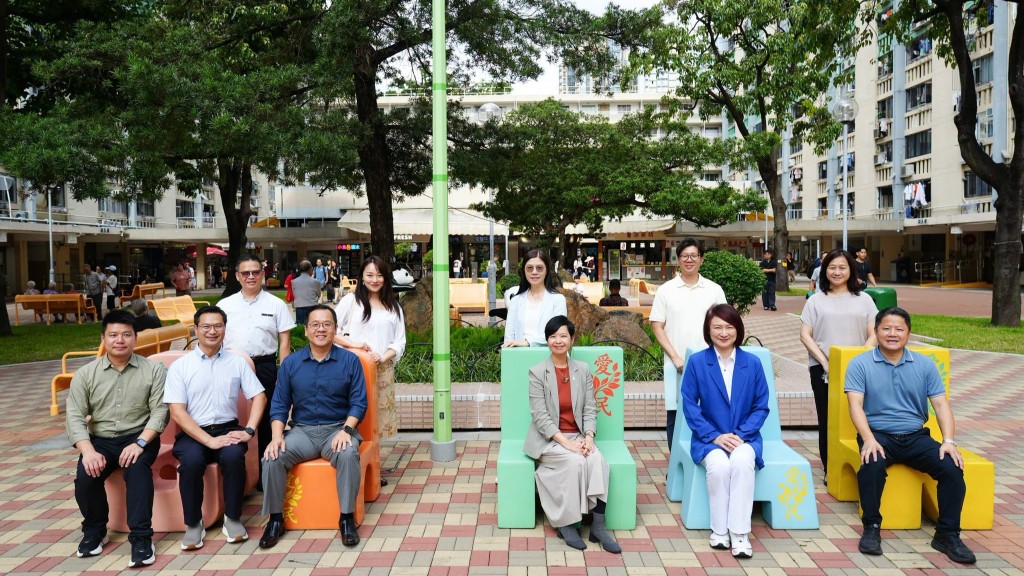 何永賢與議員視察愛民邨  實地商討增設座椅、外牆壁畫及無障礙設施 全方位提升居民幸福感