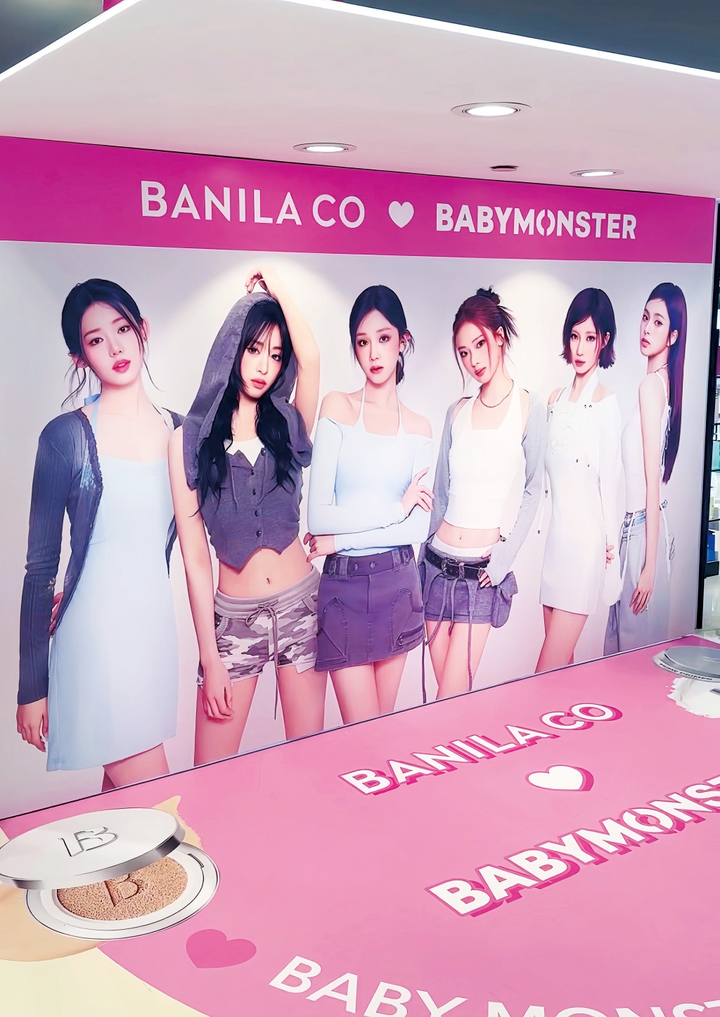 於店內設Banila Co X Baby Monster的限定打卡位，以韓國人氣女團吸引Gen Z。