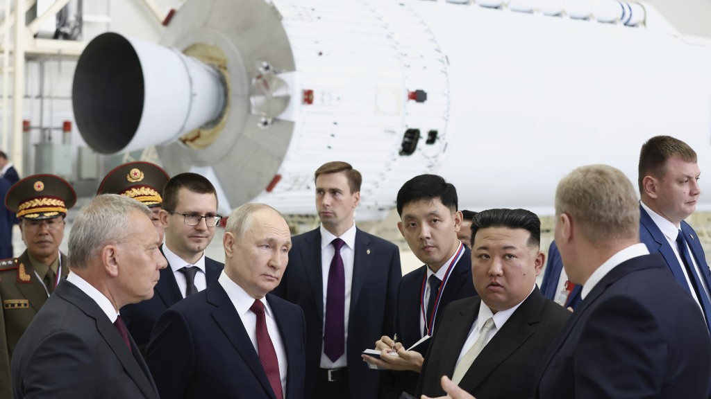 普京与金正恩在俄罗斯东方航天发射场会晤，一同检查火箭组装机库。 美联社