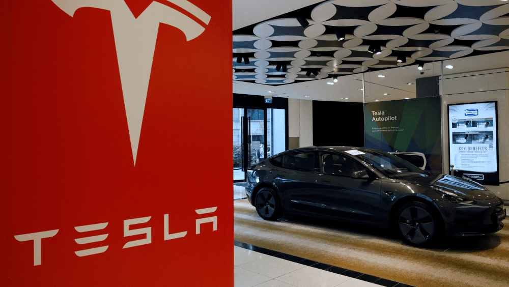 機場公安表示，Tesla電動車帶有某種模式，車主離開後會對車身周邊環境進行錄像。