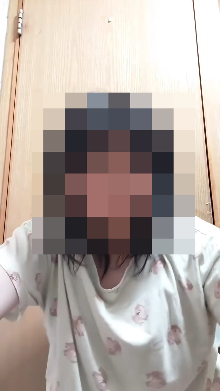 一名大約12至13歲的女童躲在房間內拍片求救。網上片段截圖