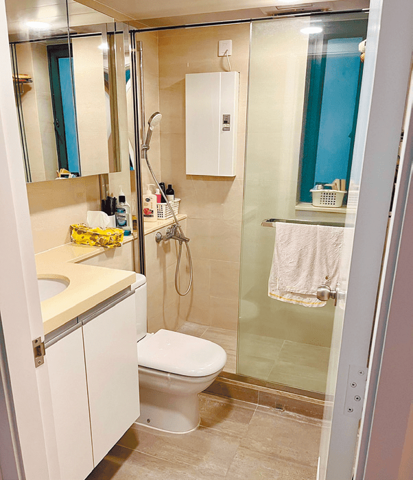 浴室為明廁設計，小窗有助排走室內濕氣。