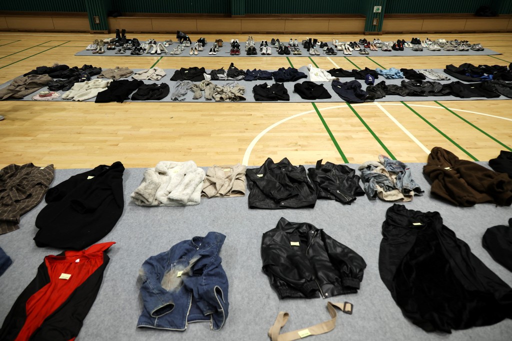 1.5噸遺失物排滿體育館，包括258件衣服。路透社