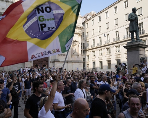意大利有大批民眾上街抗議。AP