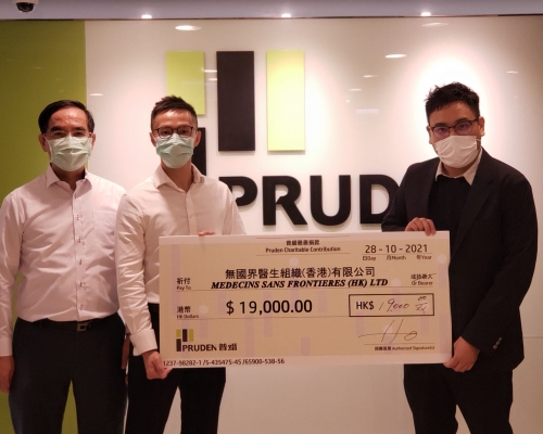 普縉拍賣行將19000元支票轉交無國界醫生代表。