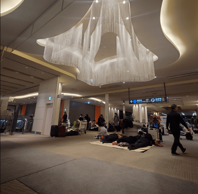 旅客在地上休息。X@frog5529