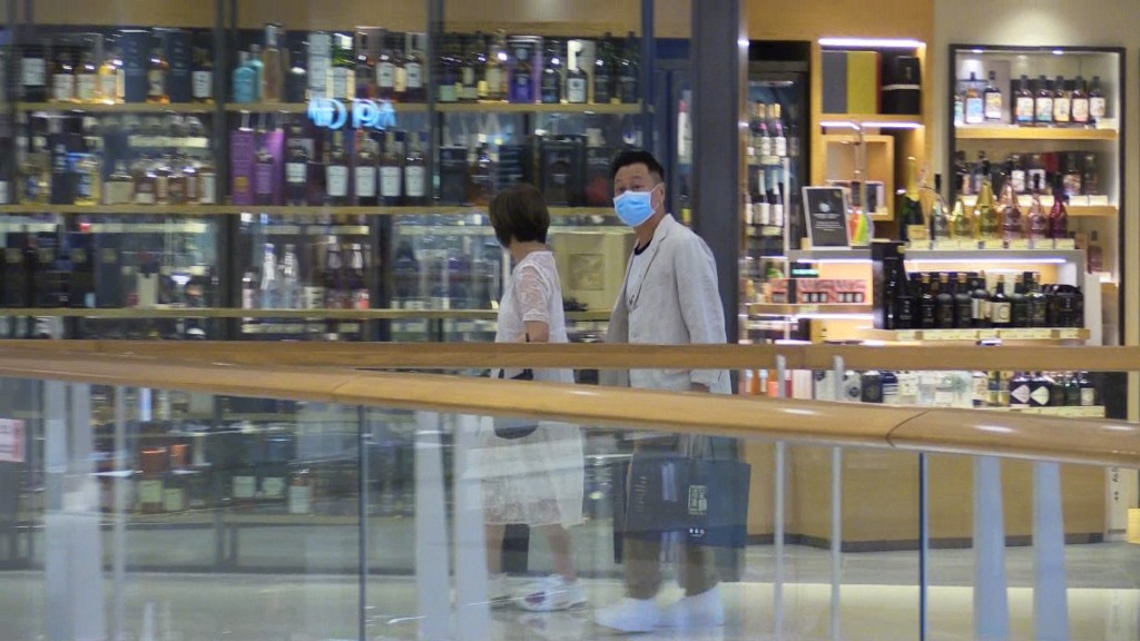祥仔好眼睛,一出店舖問門口就發現記者。