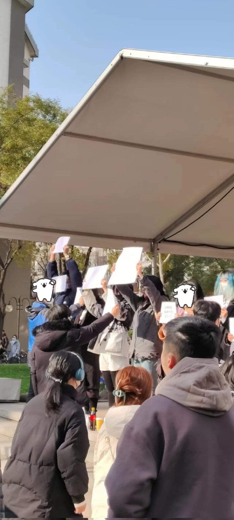 北京、上海、广州、成都、上海等多地有民众自发悼念及抗议封控，不少手举纯白A4纸。