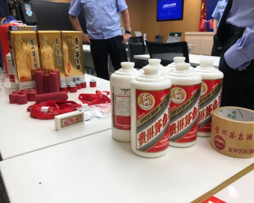 上海市公安破獲製造假茅台現場。網圖