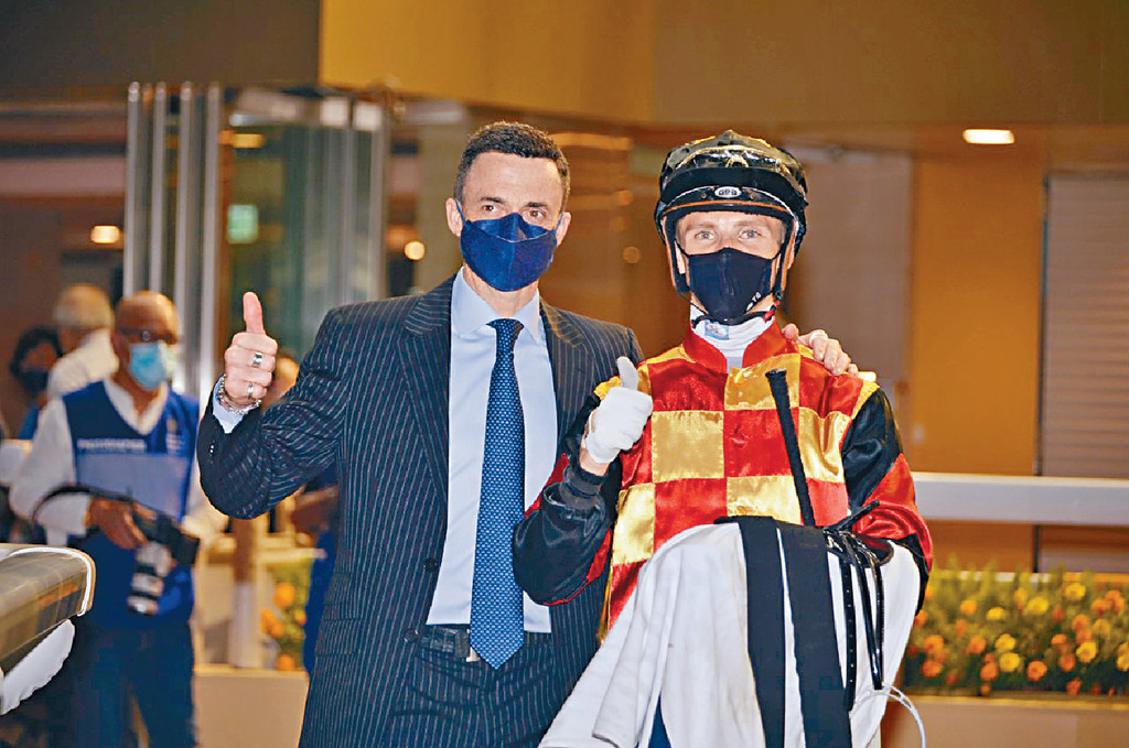 ■韋達和希威森昨憑「勝出魅力」和「八心之威」合作起孖,後者更成為騎師王。 ■韋達和希威森昨憑「勝出魅力」和「八心之威」合作起孖,後者更成為騎師王。
