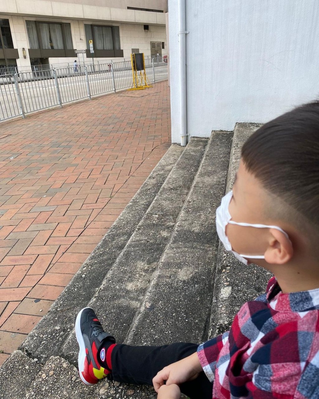 媽媽離港前,蘇永康囝囝就坐在街上等媽媽。