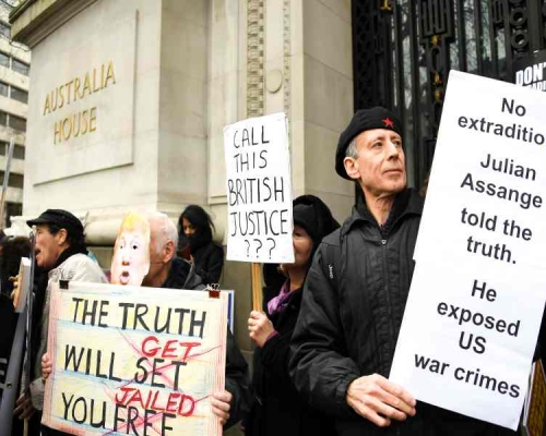 大批民眾周六在倫敦上街遊行示威及參加集會聲援阿桑奇。AP
