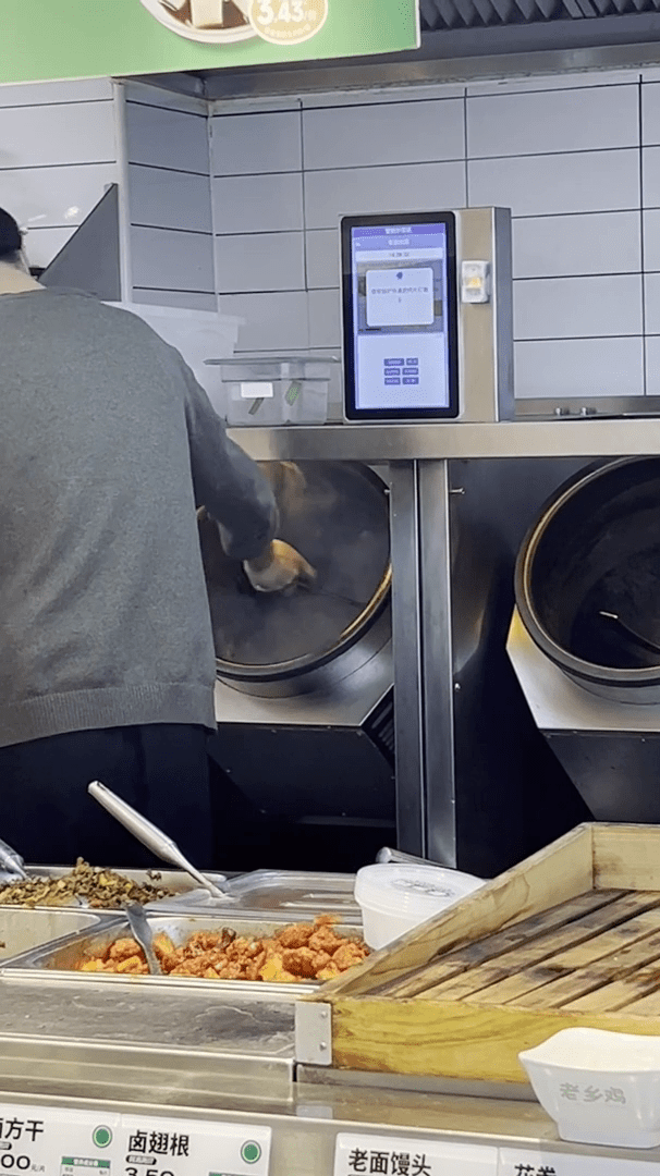 机械人大厨掀后厨革命，标榜还原九成“锅气”。