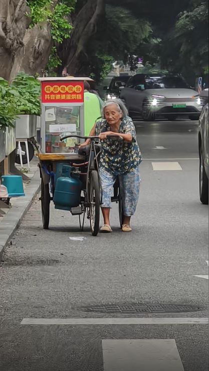 92歲蛋烘糕薛婆婆人出名脾氣又大，在網上有成都建設路話事人之名。抖音
