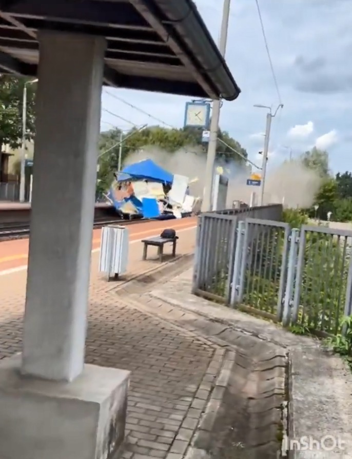 波蘭有貨車穿越路軌,被火車攔腰撞斷。JFJ15561913@X 波蘭有貨車穿越路軌,被火車攔腰撞斷。JFJ15561913@X