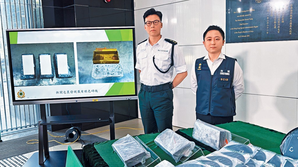海關調查主任何廷俊（右）及督察曾家俊講述破獲走私黃金案詳情。 