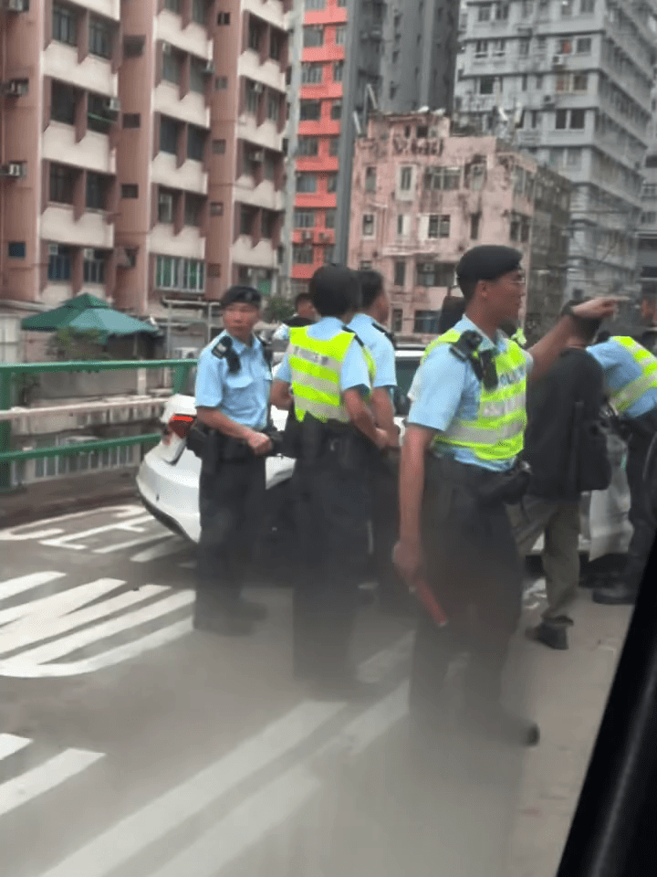 警員將黑布蒙頭疑犯帶到私家車旁協助蒐證。Threads：angelchung49