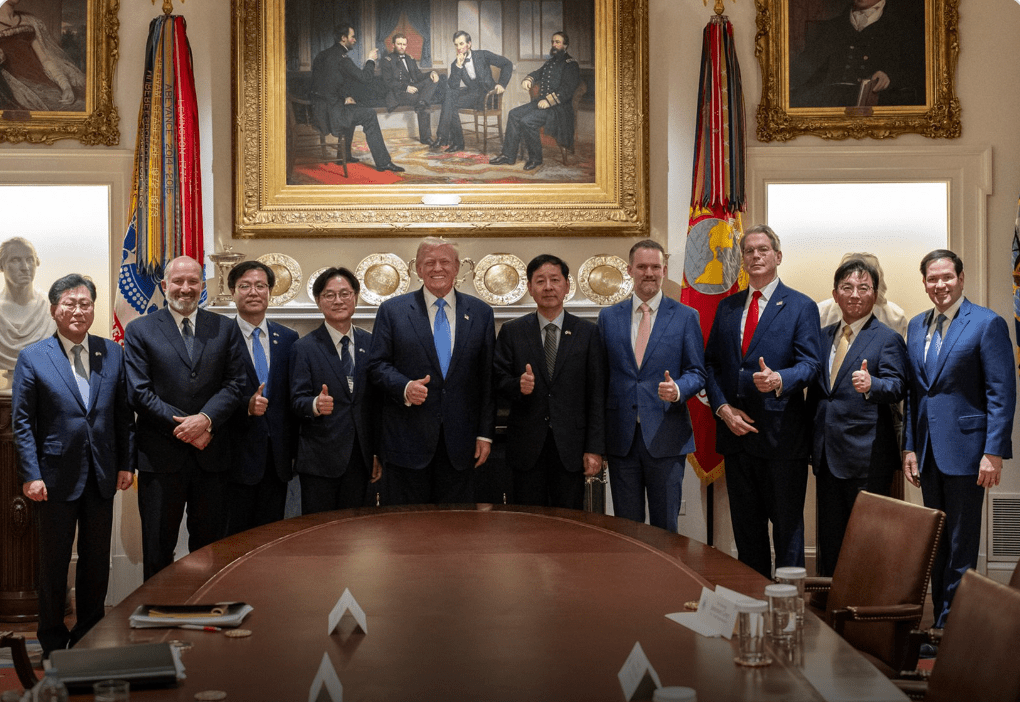 在上月底韓美達成關稅貿易協議前夕，美國總統特朗普與南韓談判代表會面，未料開首第一個提問，就是「金正恩最近好嗎？」白宮照片