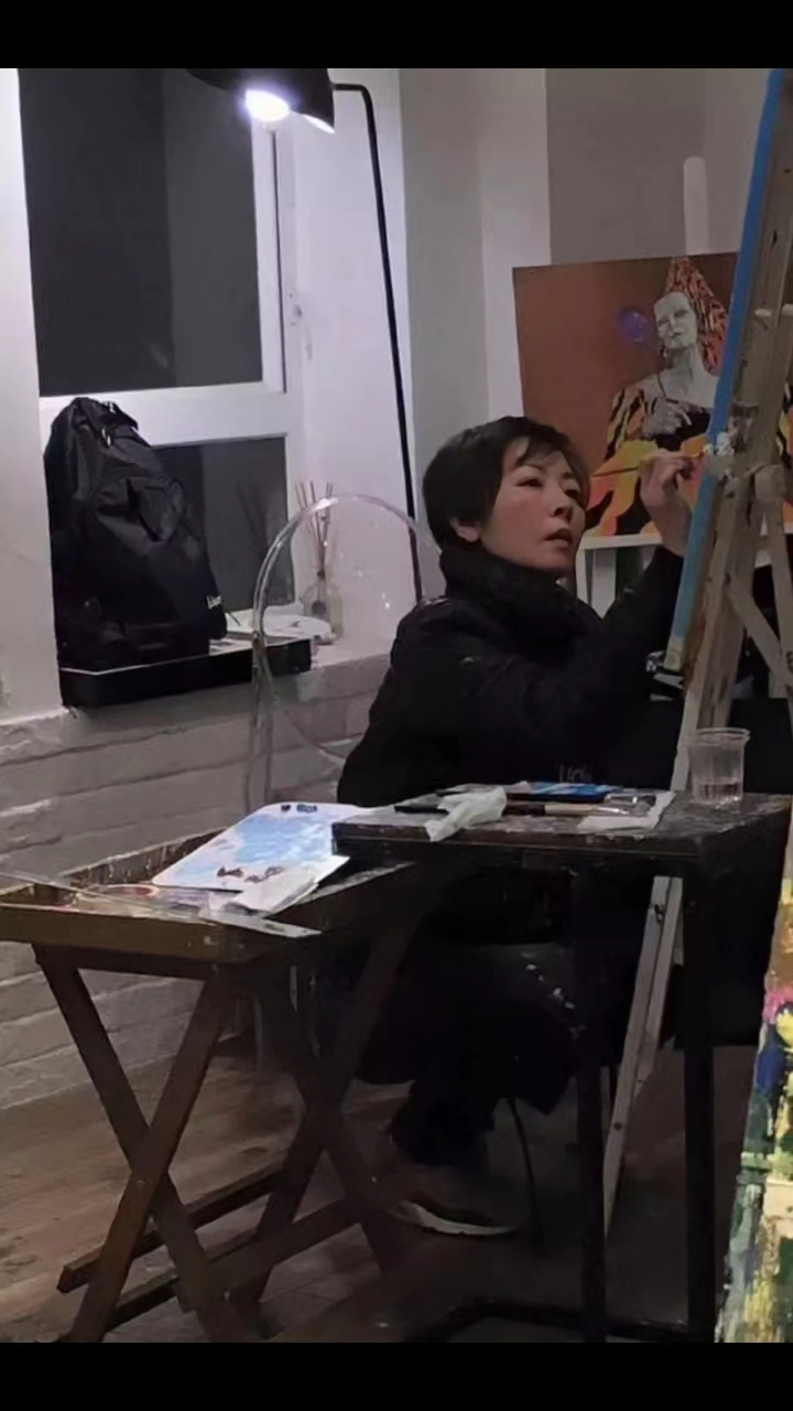 袁潔瑩曾分享自己畫畫時的片段。