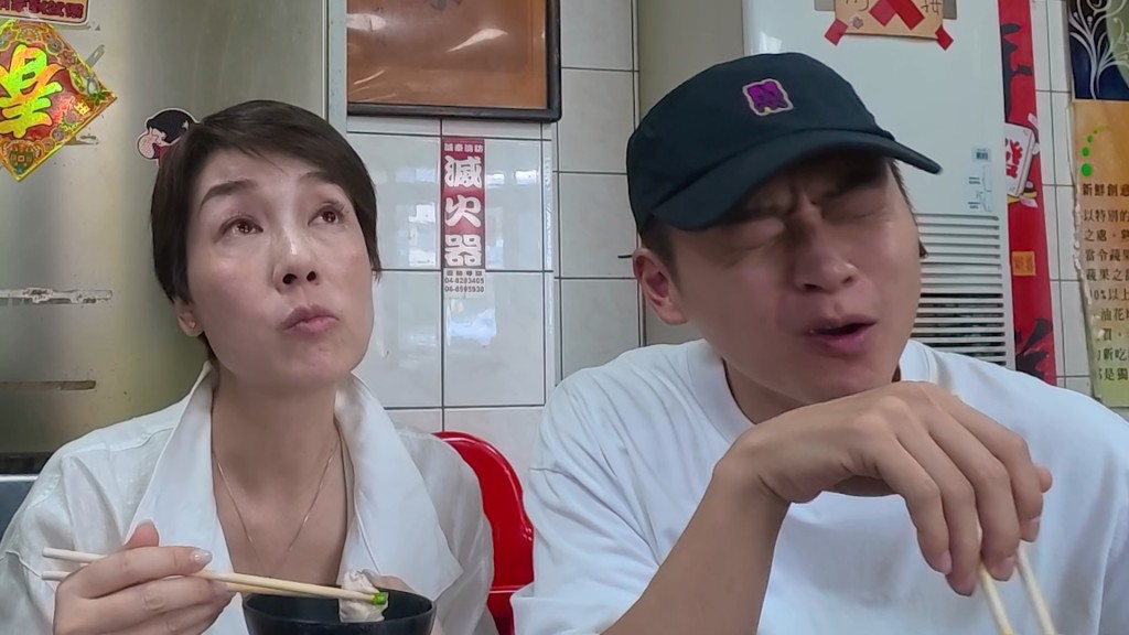 張振朗在吞下羊特殊部位後全程陷入瀕臨崩潰的狀態,坦言一度食到想嘔。 張振朗在吞下羊特殊部位後全程陷入瀕臨崩潰的狀態,坦言一度食到想嘔。