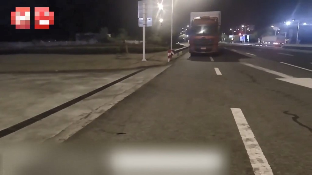 丈夫将货车停在高速公路的紧急车道上。江苏新闻