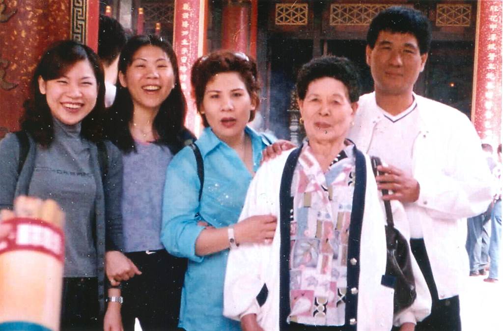 潘阿爱(中)及两个女儿(左1、2)。 中时资料图 潘阿爱(中)及两个女儿(左1、2)。 中时资料图