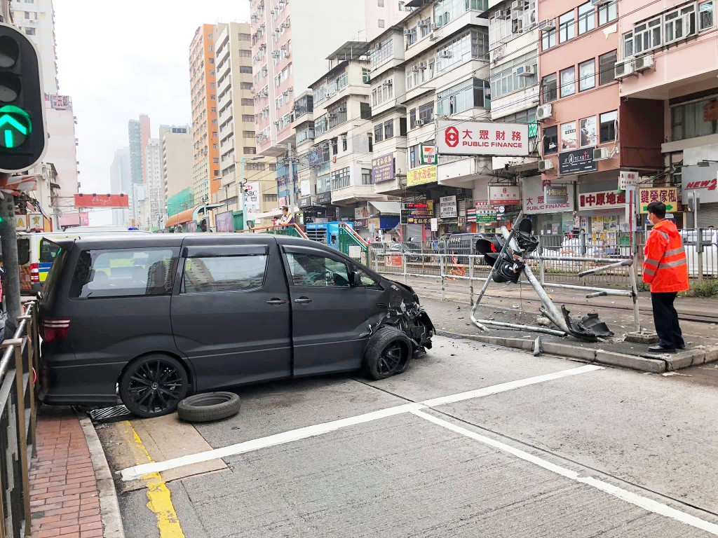 七人車撞毀交通燈,打橫擱在馬路上。小心駕駛FB圖