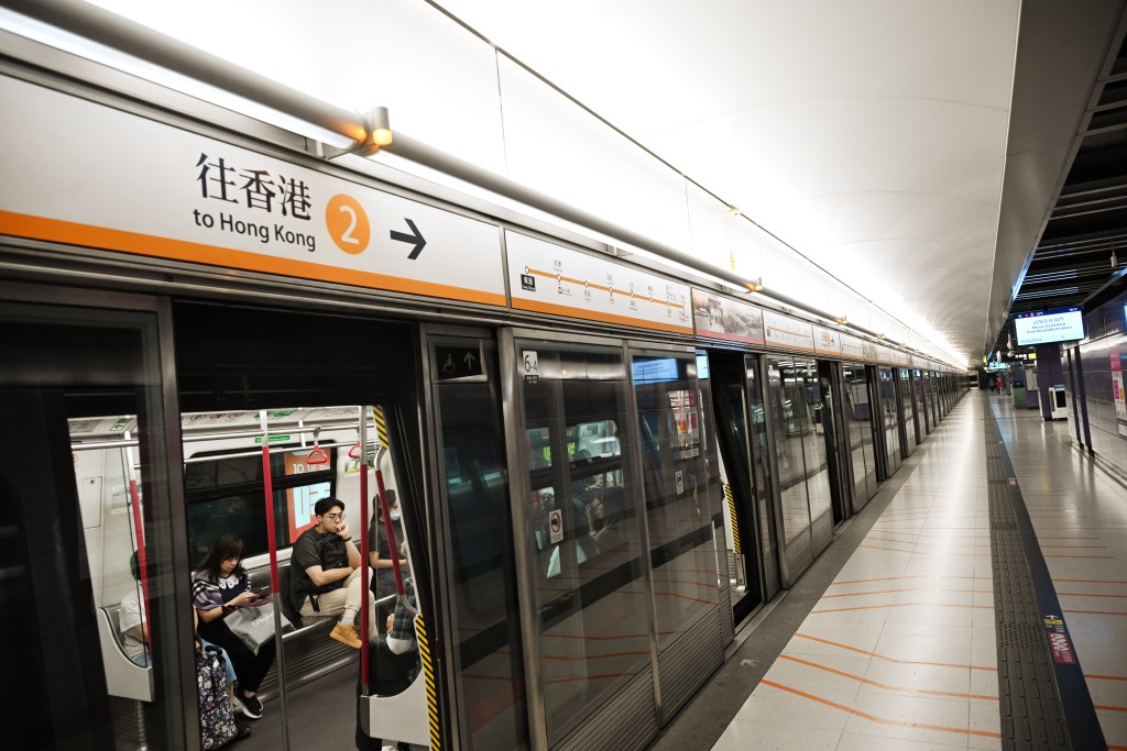 東涌站往香港站尾班車開出時間為晚上11時01分；香港站往東涌站為11時07分；欣澳站往東涌站為11時28分。