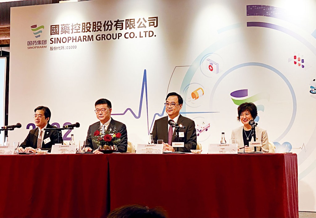 國藥控股總裁劉勇（左二）。