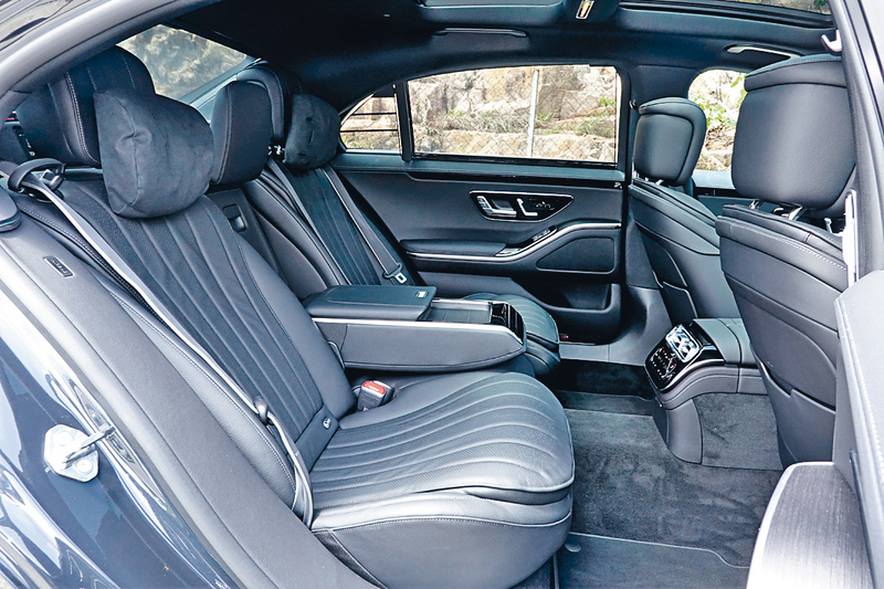 ●長陣版後排空間寬敞舒適,並享有特大雙天窗開揚景觀。