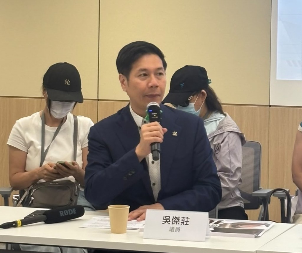吳傑莊更估計實際受影響人數可能逾千,呼籲未報案的受害人盡快與警方聯絡。 吳傑莊更估計實際受影響人數可能逾千,呼籲未報案的受害人盡快與警方聯絡。