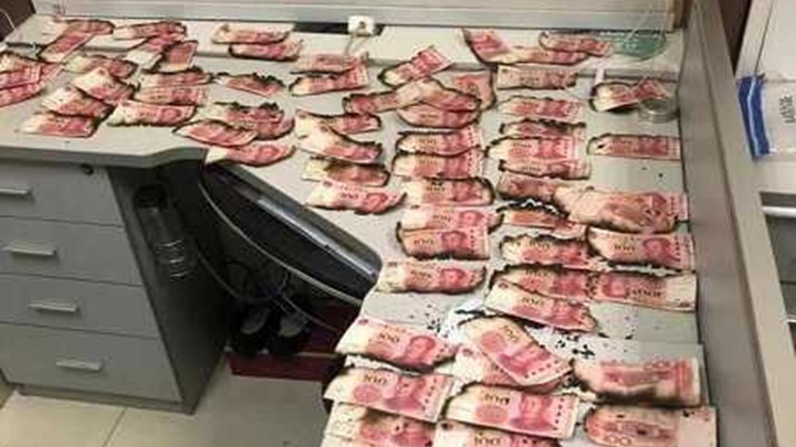 银行职员经点算后，确认烧毁的钞票只能兑回约7500元。网上图片