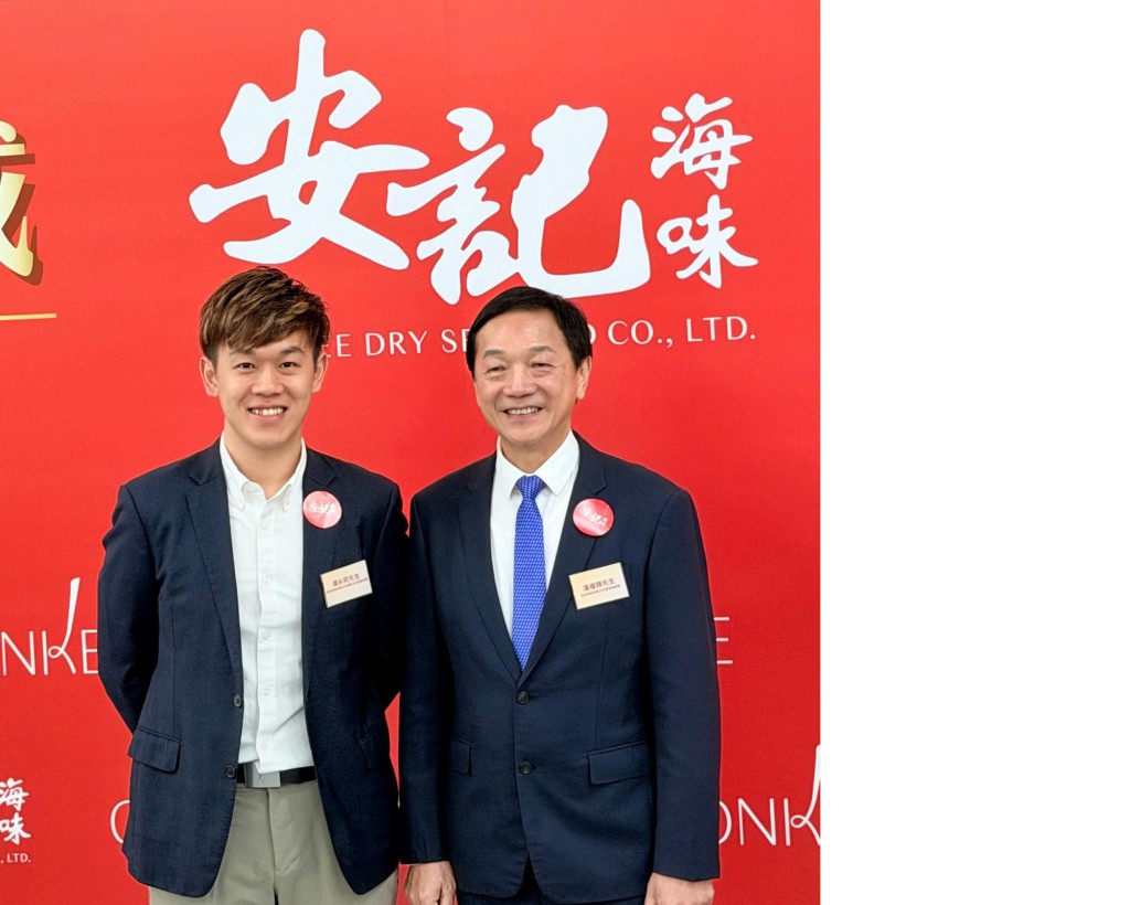 潘权辉是安记海味第三代，而儿子潘永𤋮  (左) 作为第四代已开始接班，积极推动数码转型，致力令海味生活化、年轻化及健康化。