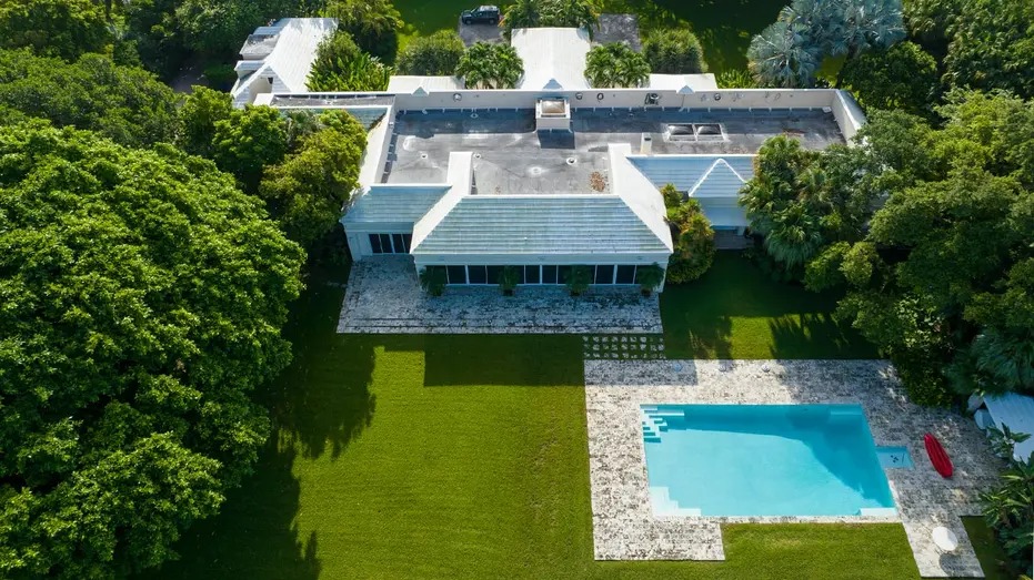 贝索斯在6月份以6,800万美元（约5.32亿港元）的价格购入毗邻的房子。