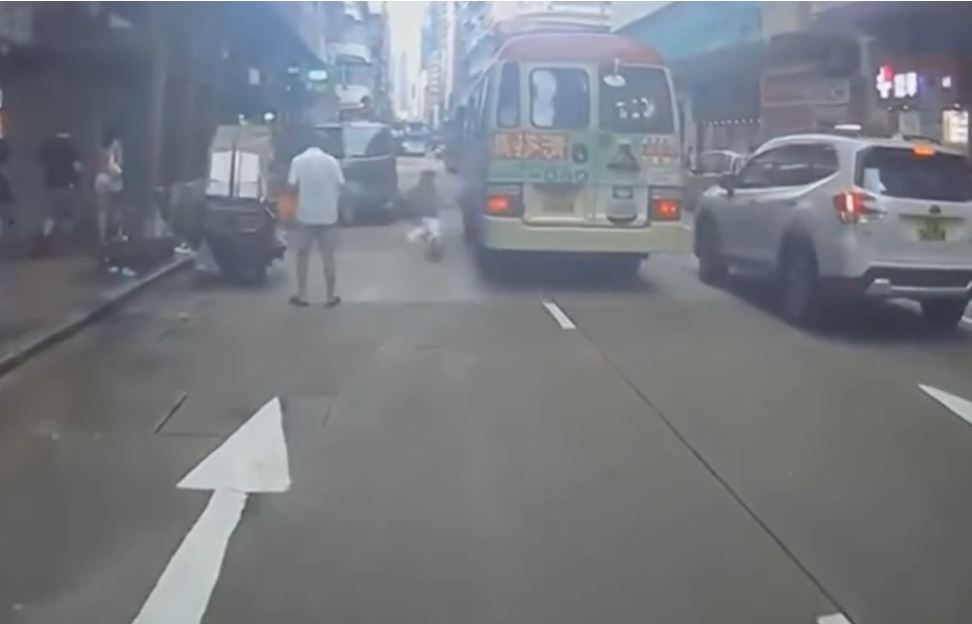 女乘客落地之際，紅Van開車離去。fb車cam L（香港群組）影片截圖